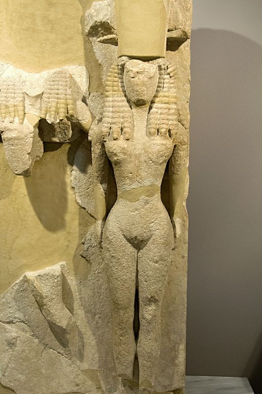 Nahá bohyně jako jedna z postav božské trojice, 8.–7. století př. n. l. Archeologické muzeum v Hérakliu na Krétě. Kredit: Zde, Wikimedia Commons.