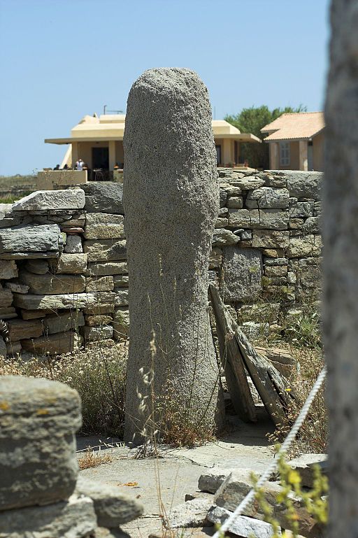 Dionýsův chrám na Délu s obřím kamenným falem uvnitř. Kredit: Zde, Wikimedia Commons.
