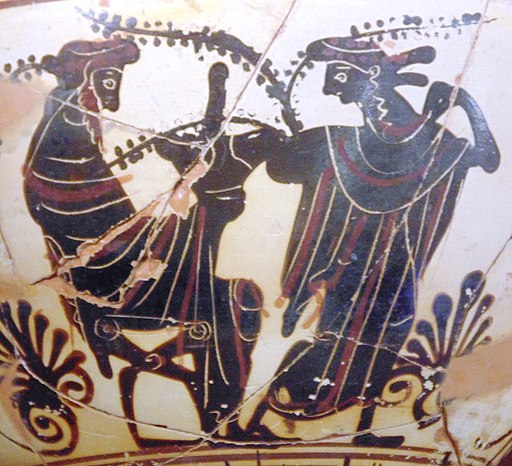 Dionýsos s falickým pohárem a mainada, 6. století př. n. l. Archeologické muzeum v Thébách. Kredit: O.Mustafin, Wikimedia Commons.