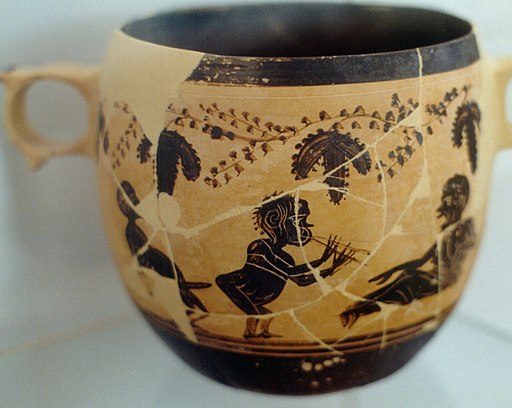 Gnómové na kabeirské keramice z okolí Théb, 430–400 př. n. l. Archeologické muzeum v Thébách. Kredit: Zde, Wikimedia Commons.