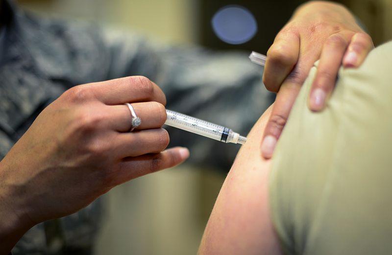 Klasické klinické testy nejrychleji vyvinutých vakcín proti COVID-19 už začaly. Kredit: U.S. Air Force.