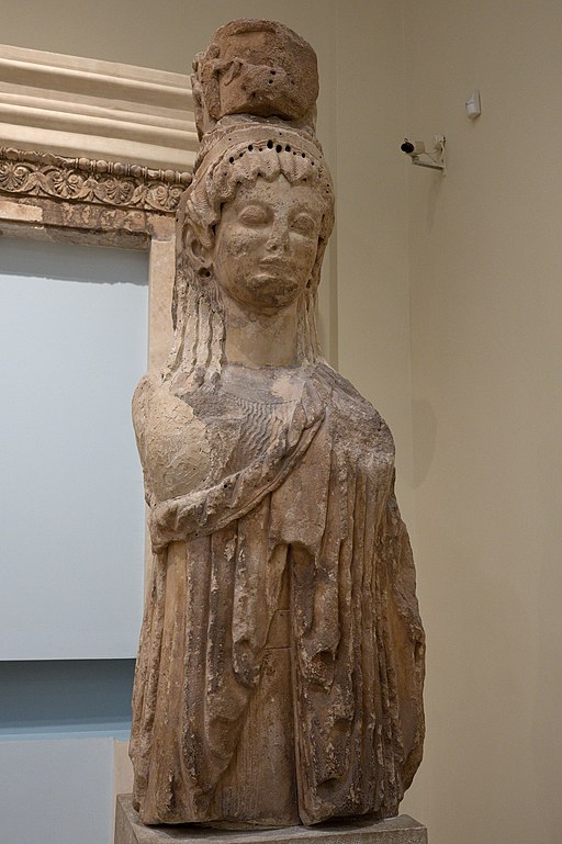 Karyatida (koré) z pokladnice Sifnijských, mramor, 525 před n. l. Archeologické muzeum v Delfách. Kredit: Zde, Wikimedia Commons. Licence CC 4.0.