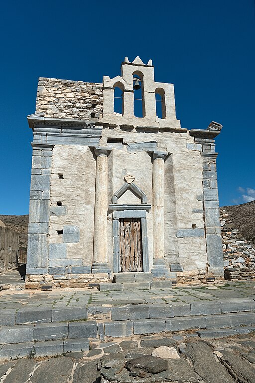 Průčelí katedrály z 7. až 17. století, s dórskými sloupy z 3. století. Kredit: Zde, Wikimedia Commons. Licence CC 4.0.