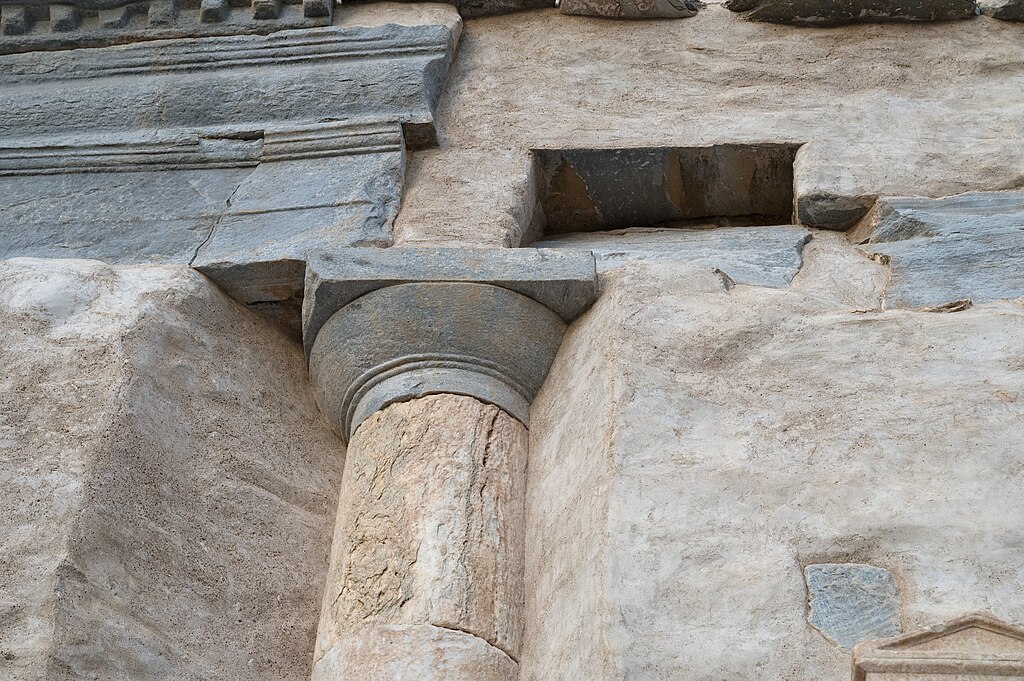 Detail skloubení sloupu s architrávem. Kredit: Zde, Wikimedia Commons. Licence CC 4.0.