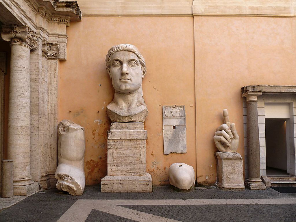 Torza kolosální sochy císaře Konstantina, 4. století n. l. Capitolini museum, Rome. Kredit: Alessio Damato, Wikimedia Commons.