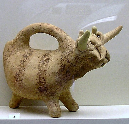 Rhyton (obětní nádoba) tvaru býka s figurkami tří mužů. Kréta, 20. století před n. l. Archeologické muzeum v Irakliu (Hérakleonu). Kredit: Zde, Wikimedia Commons