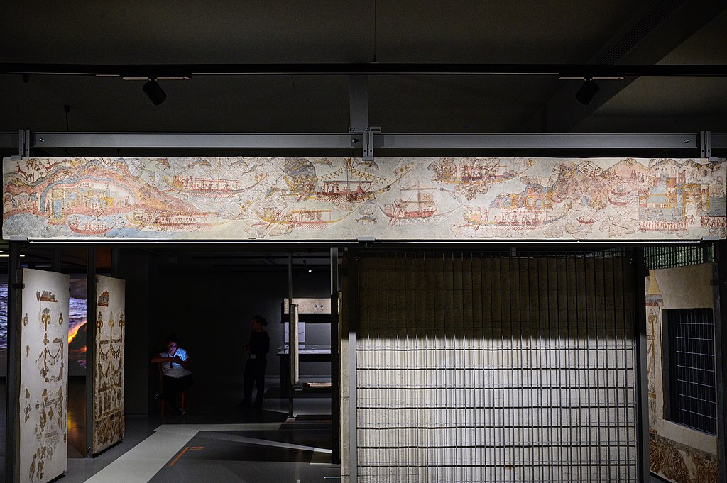 Námořní slavnost čili Procesí lodí. Freska z místnosti 5 Západního domu v Akrotiri. Prehistoric Museum of Thira. Kredit: Zde, Wikimedia Commons. Licence CC 4.0.