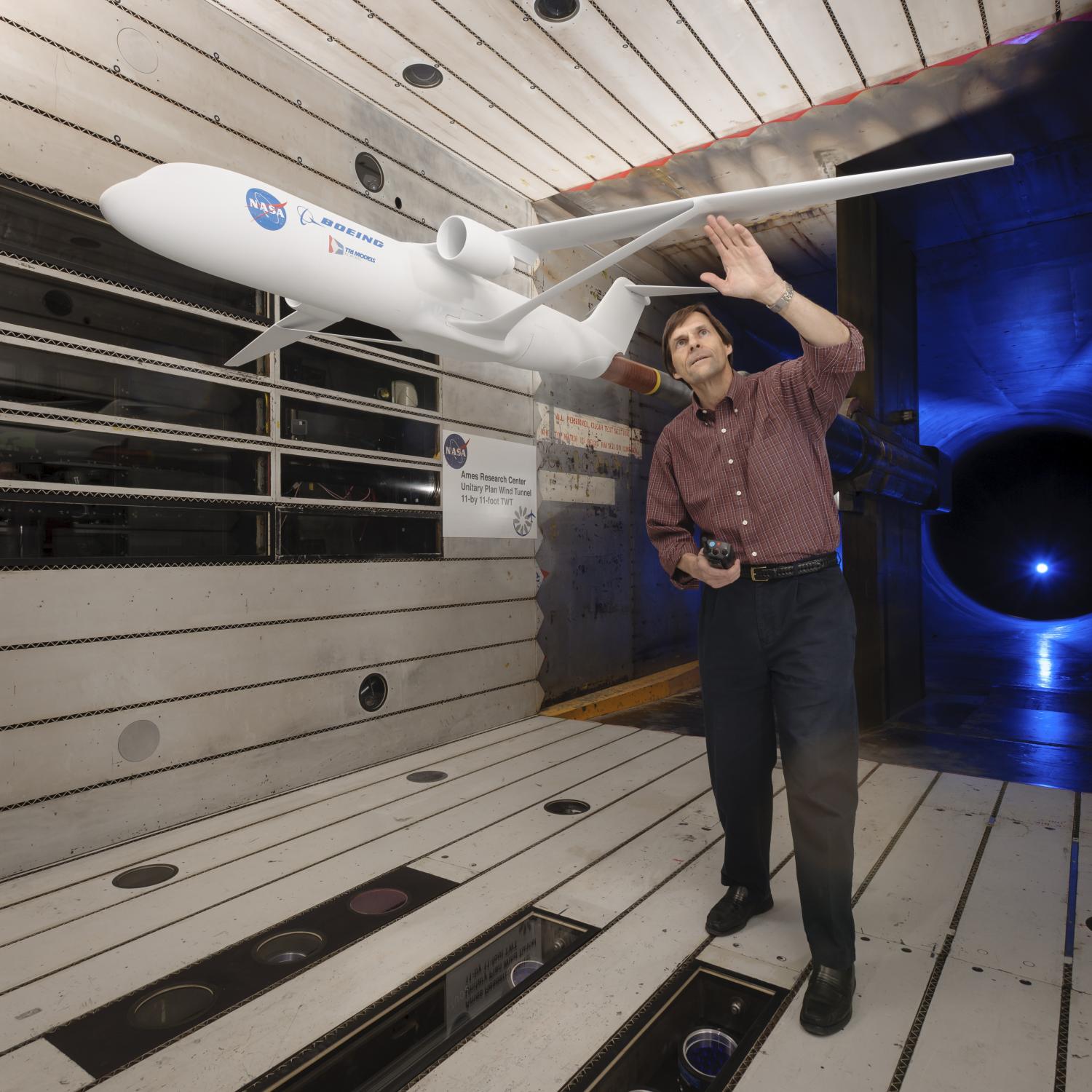 Greg Gatlin, leteckĂ˝ inĹľenĂ˝r z NASA Langley Research Center testuje novĂ˝ typ kĹ™Ă­dla ve vÄ›trnĂ©m tunelu. Kredit: NASA