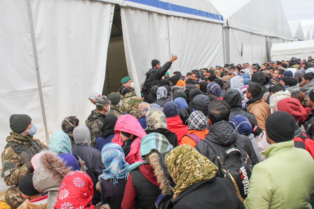 Spolu s migranty z postižených oblastí se ohniska parazitárních infekcí šíří do oblastí, které dosud byly považovány za bezpečné. (Foto: Tábor na slovinskou-rakouské hranici. Kredit: Boštjan Pogorevc, CC BY 3.0)