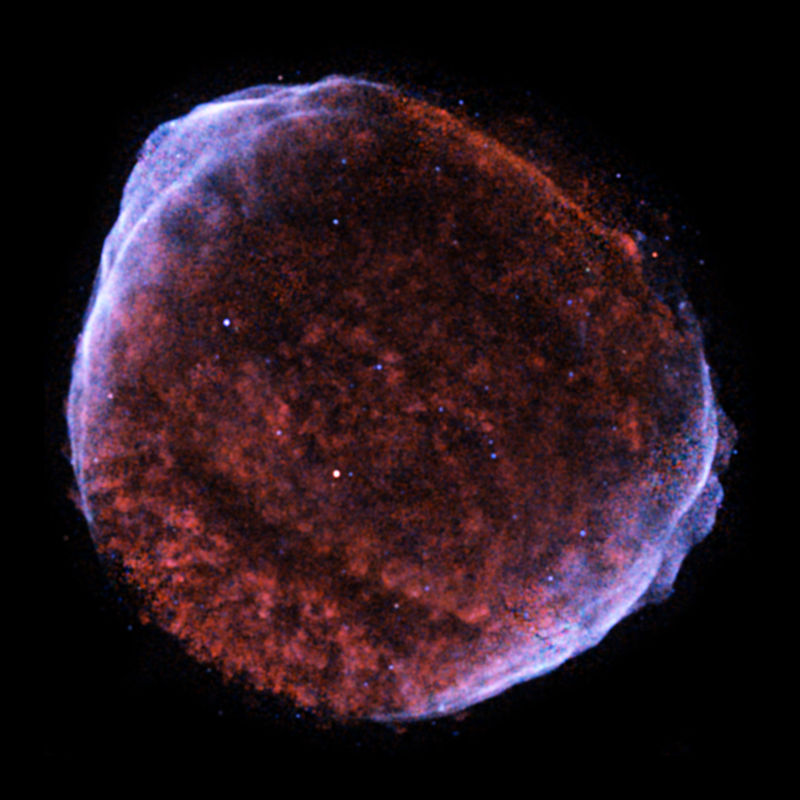 PozĹŻstatek nejjasnÄ›jĹˇĂ­ historicky zaznamenanĂ© supernovy SN 1006, jak jej zvÄ›ÄŤnila rentgenovĂˇ observatoĹ™ NASA Chandra. PĹ™ed 1010 lety zazĂˇĹ™ila na nebi jako â€žnovĂˇ hvÄ›zdaâ€ś, kterou pak coby bod jasnÄ›jĹˇĂ­ neĹľ planeta VenuĹˇe mohli poz