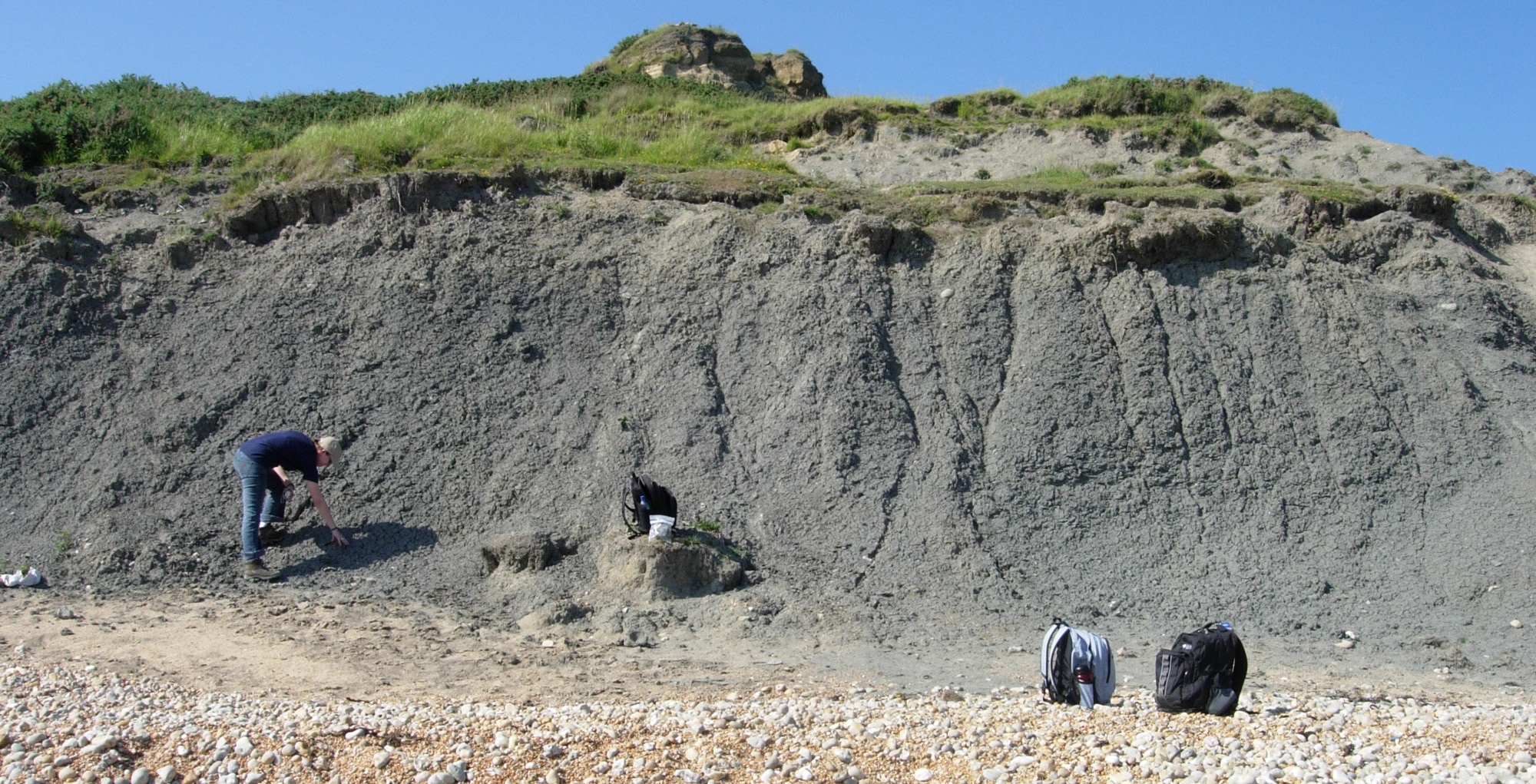 Sedimenty geologického souvrství Oxford Clay na lokalitě v blízkosti města Weymouth v Dorsetu. Právě v této oblasti byly v 19. století objeveny první fosilie metriakantosaura a mnoha jeho současníků, žijících zde v období před zhruba 160 miliony let.