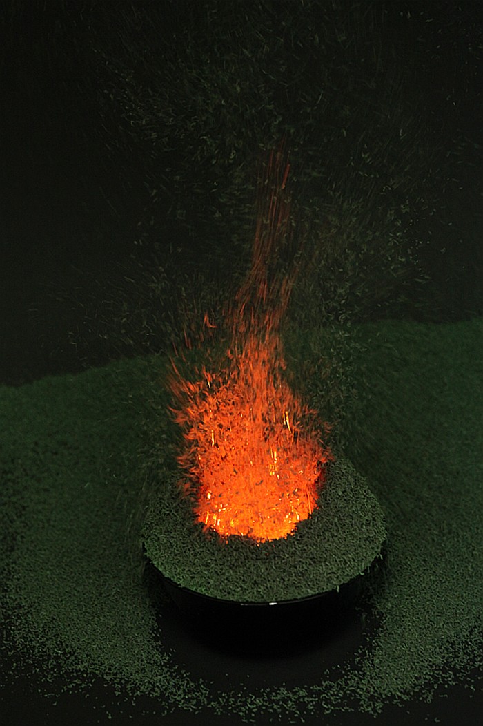 Exotermní rozklad dichromanu amonného nádherně imituje kuželovitý vzhled sopky, její erupci a sopečný popel pouze stékající láva chybí. Kredit: Rando Tuvikene wikimedia.org CC BY-SA 4.0