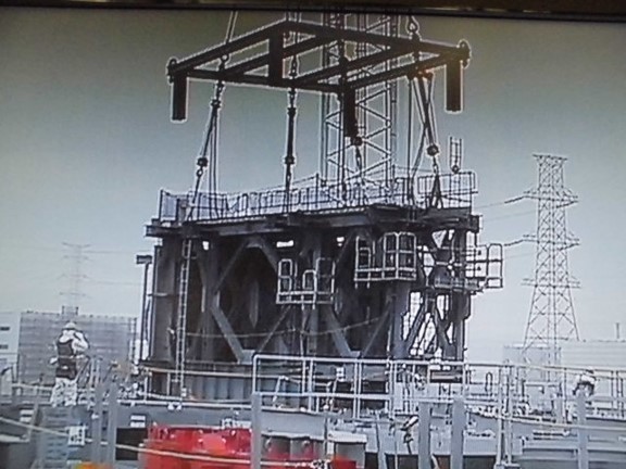 Spouštění ocelové konstrukce, která ponese zařízení pro manipulaci s palivovými soubory (zdroj TEPCO).