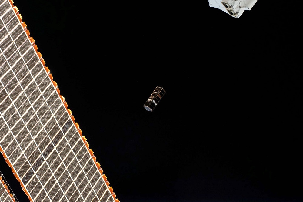 Vypuštění cubesatu SpooQy-1 z paluby ISS v říjnu 2019. Kredit: NASA.