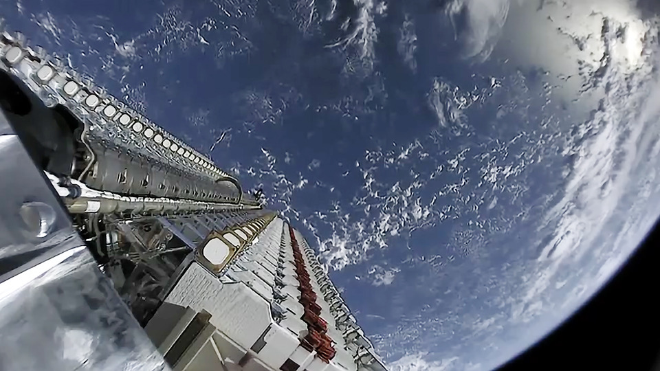 Satelity konstelace Starlink před vypuštěním. Kredit: SpaceX.