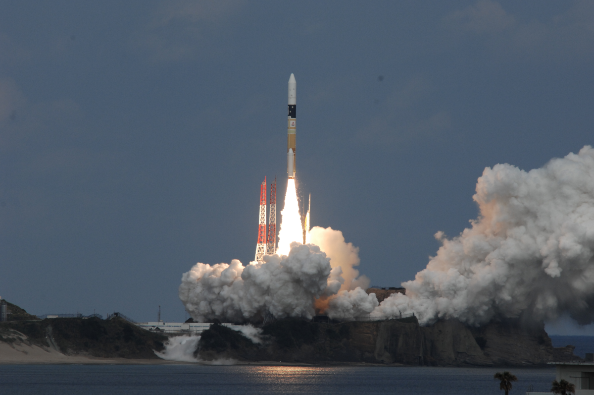 Start rakety H-IIA se sondou Hajubasa 2 (zdroj JAXA).