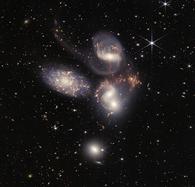 Stephanův kvintet na snímku Webbova dalekohledu. Kredit: NASA, ESA and CSA, Wikimedia Commons.