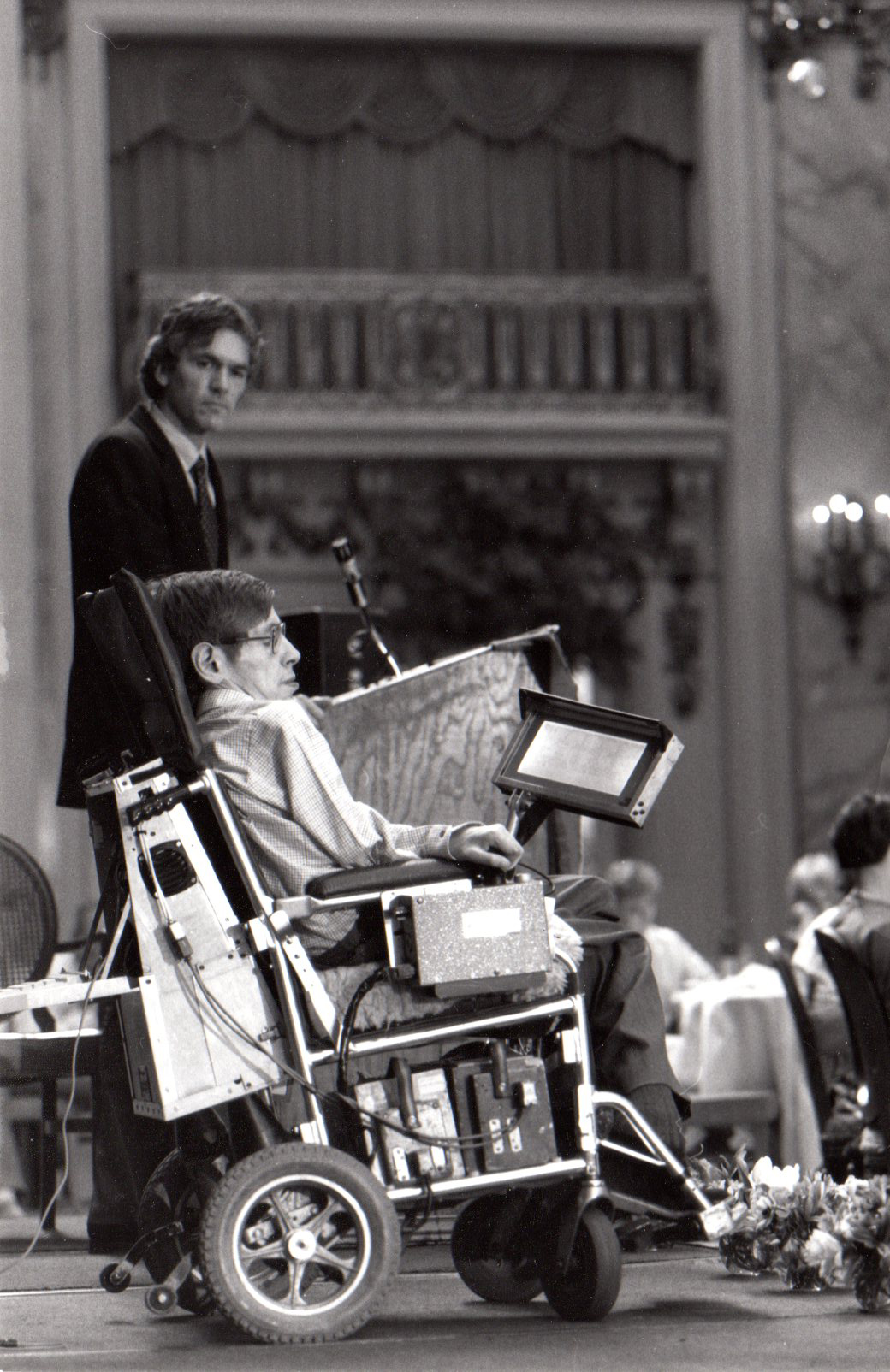 Stephen Hawking v San Franciscu na kongresu o ALS v polovině 80. let 20. století. Kredit: Wikipedia, Flickr https://www.flickr.com/photos/wwworks/3728608454/ Volné dílo, CCA 2.0 generic.