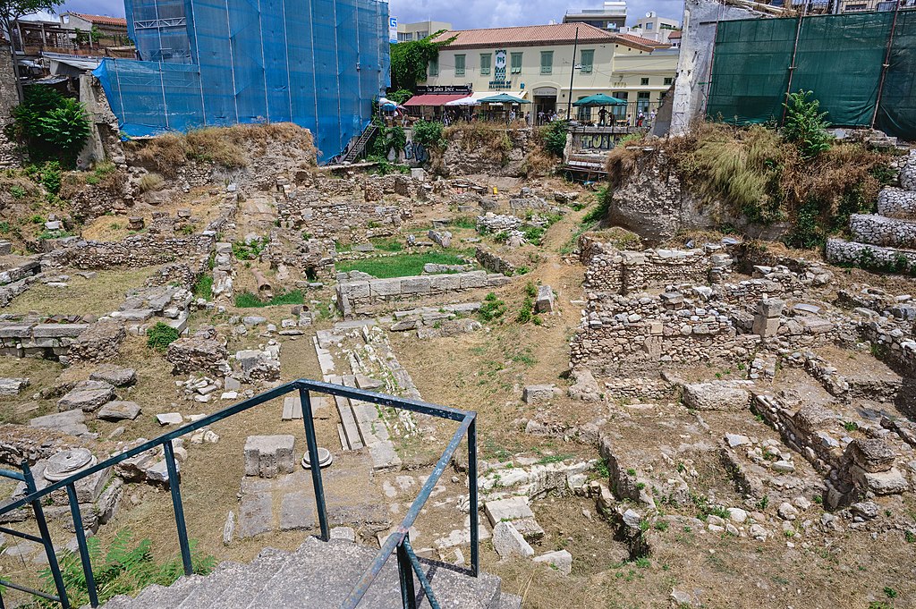 Archeologická lokalita Stoa Poikilé nedaleko Staré agory v Athénách. Tady působila stoická filosofická škola. Kredit: Zde, Wikimedia Commons. Licence CC 4.0.