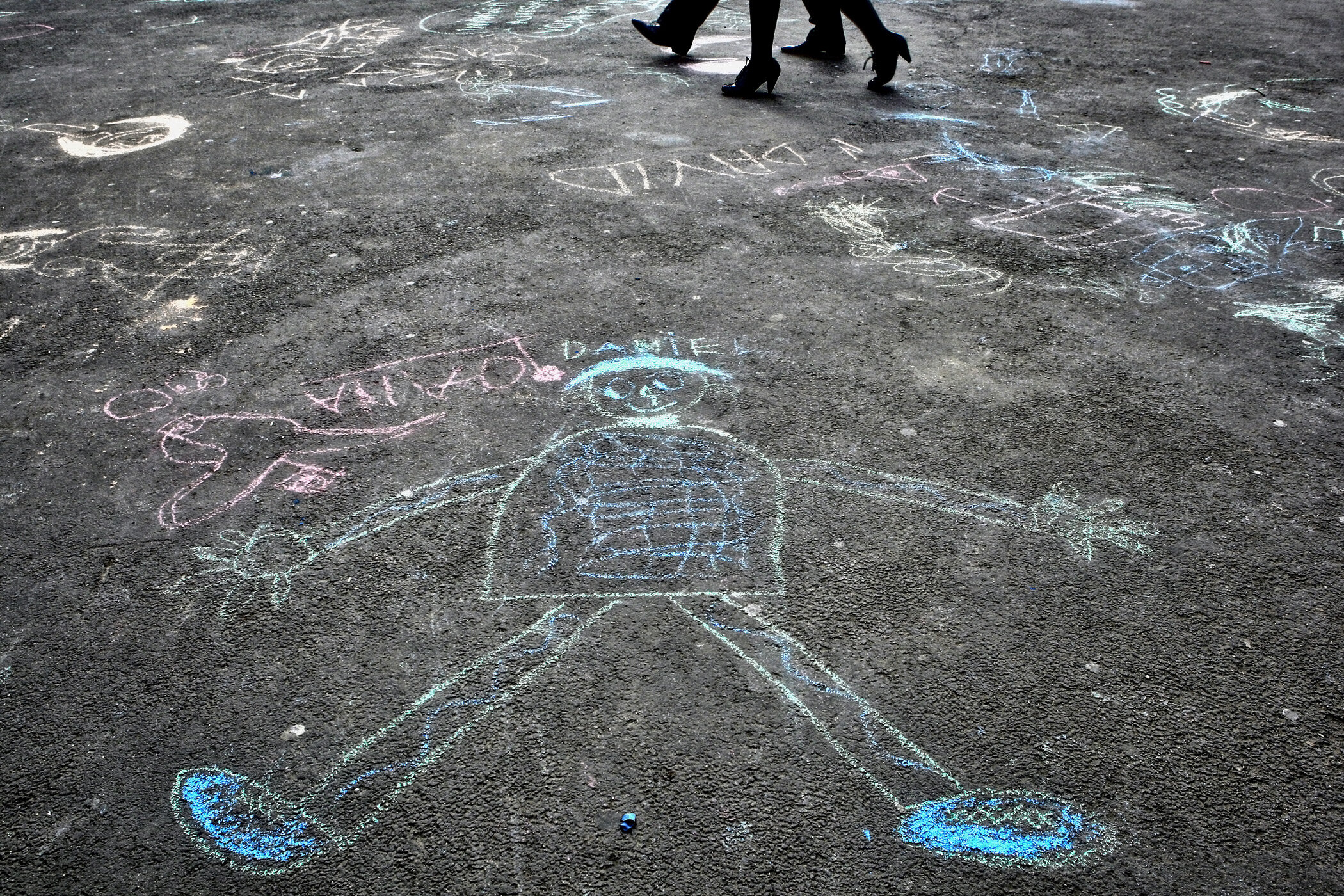 Chodci procházejí kolem kreseb autistických dětí po akci v Bukurešti pořádané u příležitosti Světového dne povědomí o autismu. Kredit: AP Photo/Vadim Ghirda