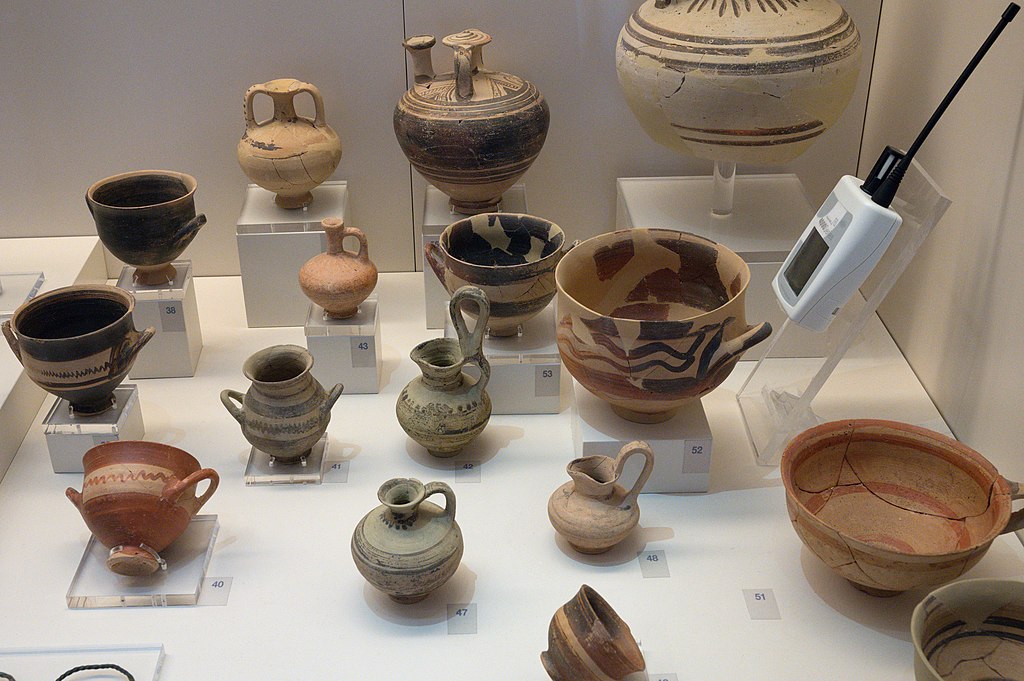 Raně submykénská keramika z Tiryntu a Asine, 1100 až 1025 před n. l. Archeologické muzeum v Naupliu. Kredit: Zde, Wikimedia Commons. Licence CC 4.0.