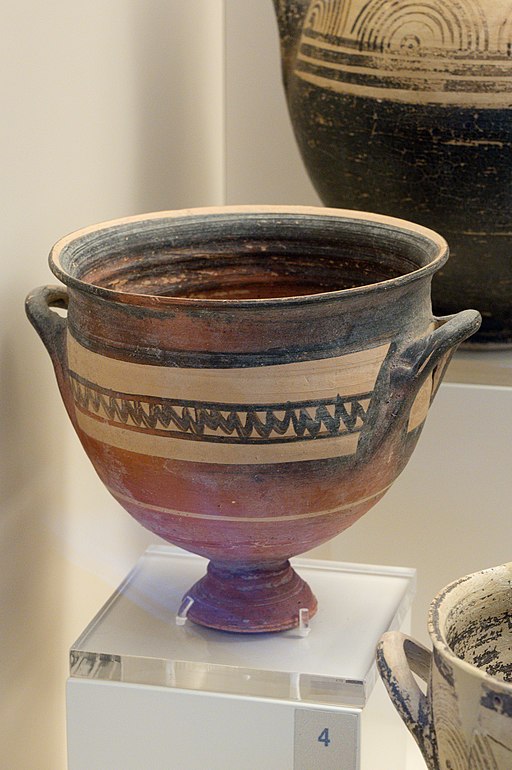 Skyfos na nožičce. Tiryns, 1025 až 900 před n. l. Archeologické muzeum v Naupliu. Kredit: Zde, Wikimedia Commons. Licence CC 4.0.