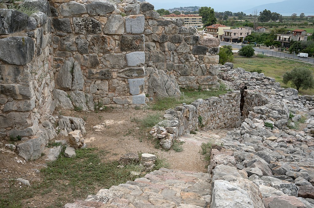 Okolí bočního vchodu do pevnosti v Tiryntu, tzv. Západní brány. Kredit: Zde, Wikimedia Commons. Licence CC 4.0.