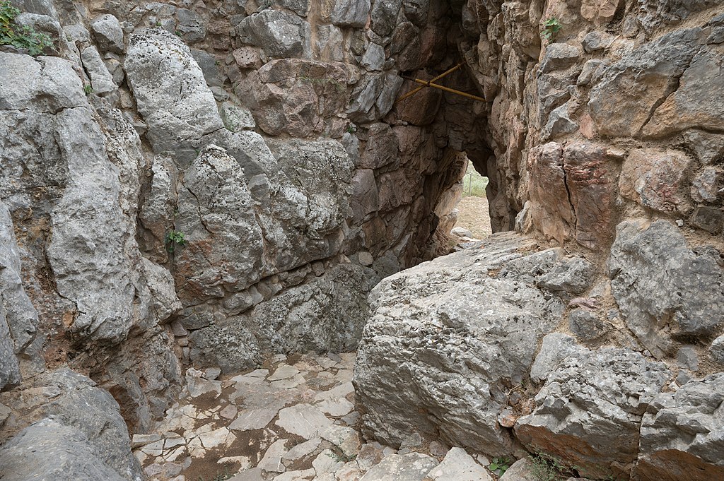 Závěr východu od Západní brány pevnosti v Tiryntu. Kredit: Zde, Wikimedia Commons. Licence CC 4.0.