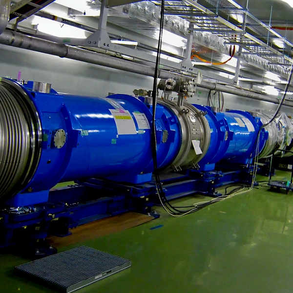 Supravodivé magnety 50GeV synchrotronu J-PARC. Kredit: Patrick Dep / Wikimedia Commons.