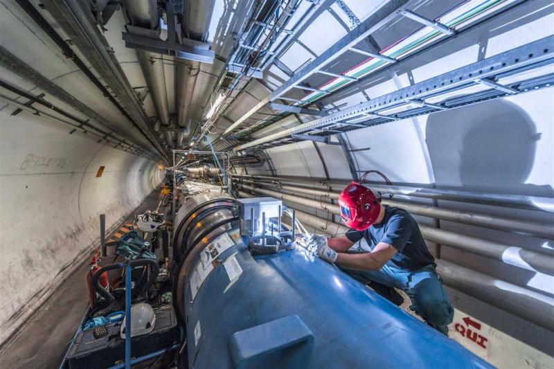 SvĂˇĹ™eÄŤ pracujĂ­cĂ­ na spojĂ­ch mezi dipĂłlovĂ˝mi magnety na urychlovaÄŤi LHC (zdroj CERN).