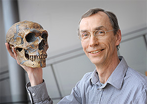 Svante Pääbo - švédský genetik a nositel Nobelovy ceny za fyziologii a medicínu. Jako první osekvenoval genom neandertálce. Na obrázku v póze „čtenáře“ genomu člověka neandertálského. Zdroj: Max Planck Institute for Evolutionary Anthropology.