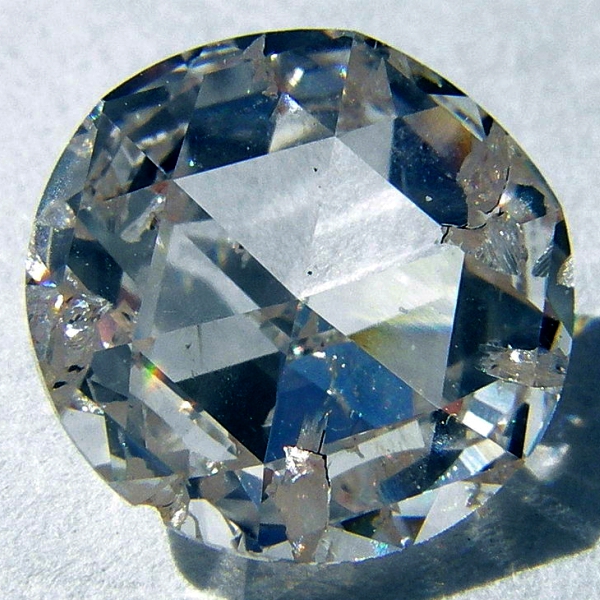 KlasickĂ˝ syntetickĂ˝ diamant. Kredit: 	Steve Jurvetson / Wikimedia Commons.