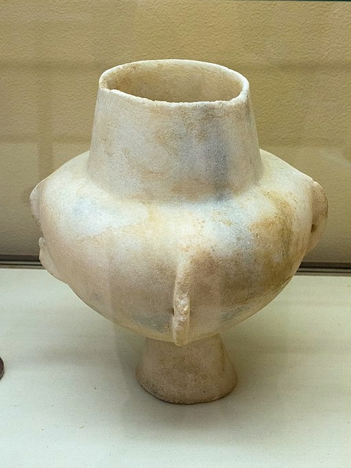 Raně kykladská mramorová kandila z Paru. Skupina Grotta-Pelos, 3300/3200 až 2800 před n. l. Kredit: Zde, Wikimedia Commons. Licence CC 4.0.