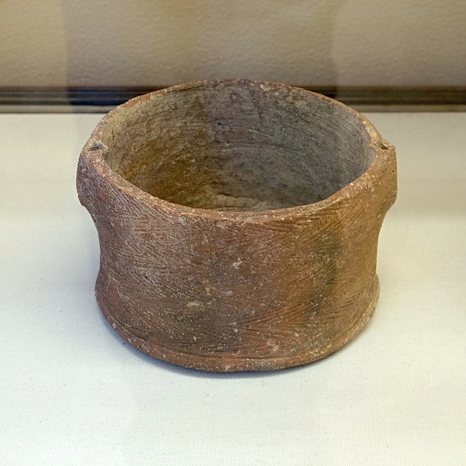 Raně kykladská keramická nádobka (pyxis) z Paru. Skupina Grotta-Pelos, 3300/3200-2800 před n. l. Kredit: Zde, Wikimedia Commons. Licence CC 4.0.