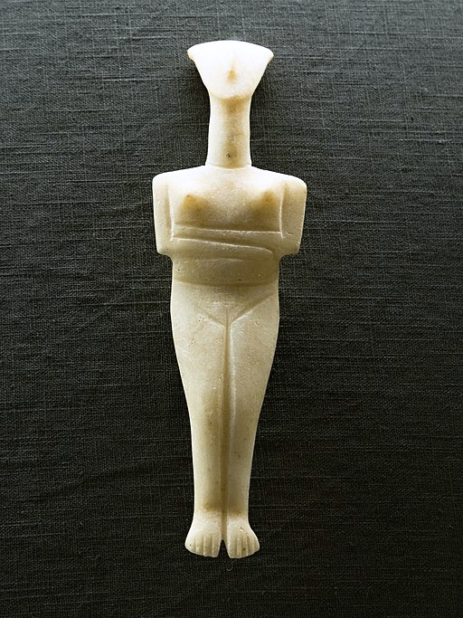 Kykladský idol, ženská postava, mramor. Varieta spedos, kultura Keros-Syros, 2700 až 2400/2300 před n. l. Archeologické muzeum na Syru, kat. č. 1176. Kredit: Zde, Wikimedia Commons. Licence CC 4.0.