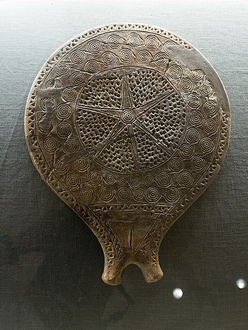 Kykladská „pánvička“, terakotový reliéf. Kykladská raná doba bronzová, 2700 až 2400/2300 před n. l. Archeologické muzeum na Syru, kat. č. 1176A. Kredit: Zde, Wikimedia Commons. Licence CC 4.0.