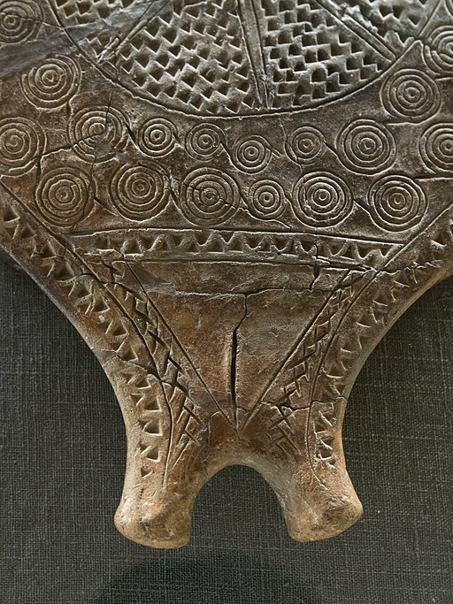 Kykladská „pánvička“, detail. Skupina Keros-Syros, 2700 až 2400 před n. l. Archeologické muzeum na Syru, 1176A. Kredit: Zde, Wikimedia Commons. Licence CC 4.0.