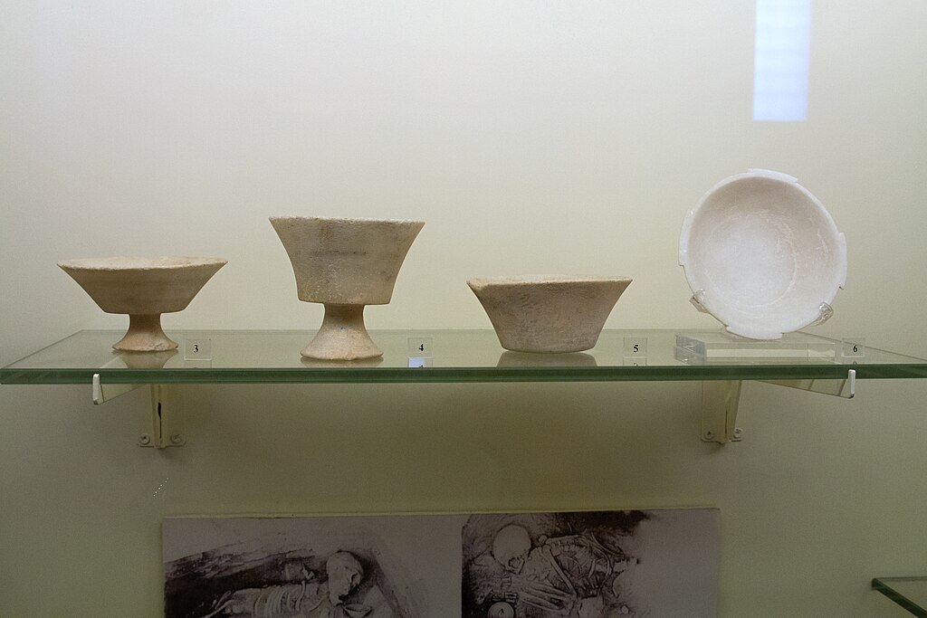 Mramorové nádoby: Kalichy č. 3 (185) a 4 (179) a miska s plochýma ouškama č. 6 (182). Z Chalandriani na Syru. Skupina Keros-Syros, 2700 až 2400/2300 před n. l. Kredit: Zde, Wikimedia Commons. Licence CC 4.0.