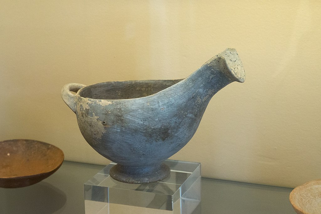 Keramická nádobka s držadlem a hubičkou, v nové době zvaná omáčkovník. Z pohřebiště u Chalandriani na Syru. Skupina Keros-Syros, 2700 až 2300 před n. l. Kredit: Zde, Wikimedia Commons. Licence CC 4.0.
