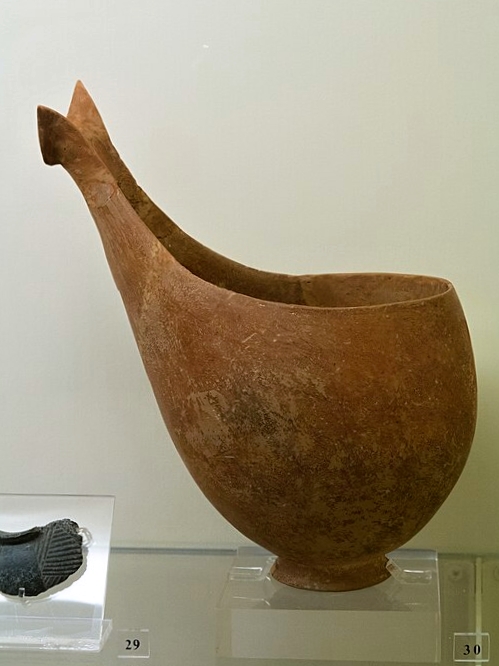 Keramická nádoba podobná tzv. omáčkovníkům, ale vyšší, č. 30 (614). Z Chalandriani na Syru. Skupina Keros-Syros, 2700 až 2300 před n. l. Kredit: Zde, Wikimedia Commons. Licence CC 4.0.