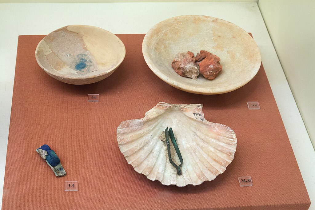 Kosmetické potřeby z Chalandriani na Syru, 2700-2400/2300 před n. l. Archeologické muzeum na Syru, místnost 3. Kredit: Zde, Wikimedia Commons. Licence CC 4.0.