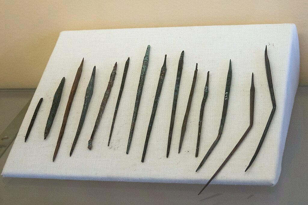 Jehly a jehlice. Skupina Keros-Syros, 2700 až 2400/2300 před n. l. Archeologické muzeum na Syru, místnost 2. Kredit: Zde, Wikimedia Commons. Licence CC 4.0.