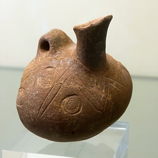 Raně kykladský keramický džbán zdobený rytím, připomíná tzv. kachní vázy, 2300–2200 před n. l. Archeologické muzeum na Syru. Kredit: Zde, Wikimedia Commons. Licence CC 4.0.