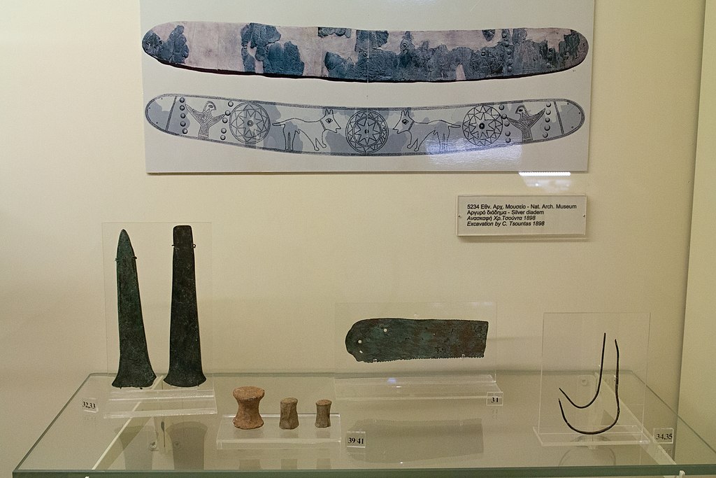 Nářadí a dekorace z pohřebiště u Chalandriani na Syru. Skupina Kastri, 2300 až 2200 před n. l. Archeologické muzeum na Syru. Kredit: Zde, Wikimedia Commons. Licence CC 4.0.