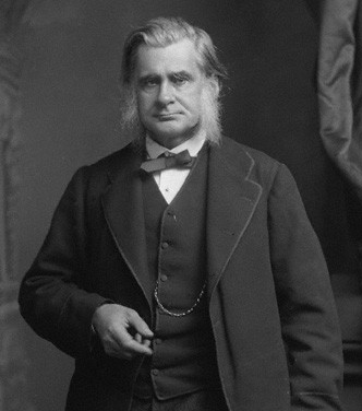 Britský přírodovědec Thomas Henry Huxley, který přišel s termínem Ornithoscelida (doslova „ptačí končetiny“) již v roce 1870. Jeho novému významu by se ale nejspíš dosti podivoval. Zde přibližně 58letý Huxley na snímku z roku 1883. Převzato z Wikiped