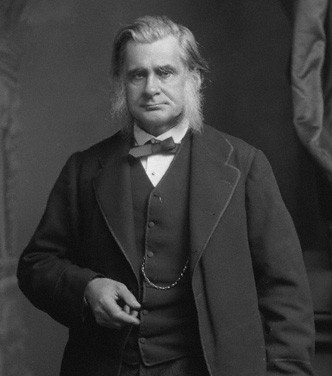 Britský přírodovědec Thomas Henry Huxley, který přišel s termínem Ornithoscelida (doslova „ptačí končetiny“) již v roce 1870. Jeho novému významu by se ale nejspíš dosti podivoval. Zde přibližně 58letý Huxley na snímku z roku 1883. Převzato z Wikiped