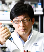 Jun Takahashi, další z japonských „velikánů“ v oboru indukovaných kmenových buněk. Psali jsme o něm v souvislosti s nadějnou léčbou Parkinsonovy choroby. Ta se již dostala do fáze klinických testů. Podrobnosti zde.  Kredit: Kyoto University.