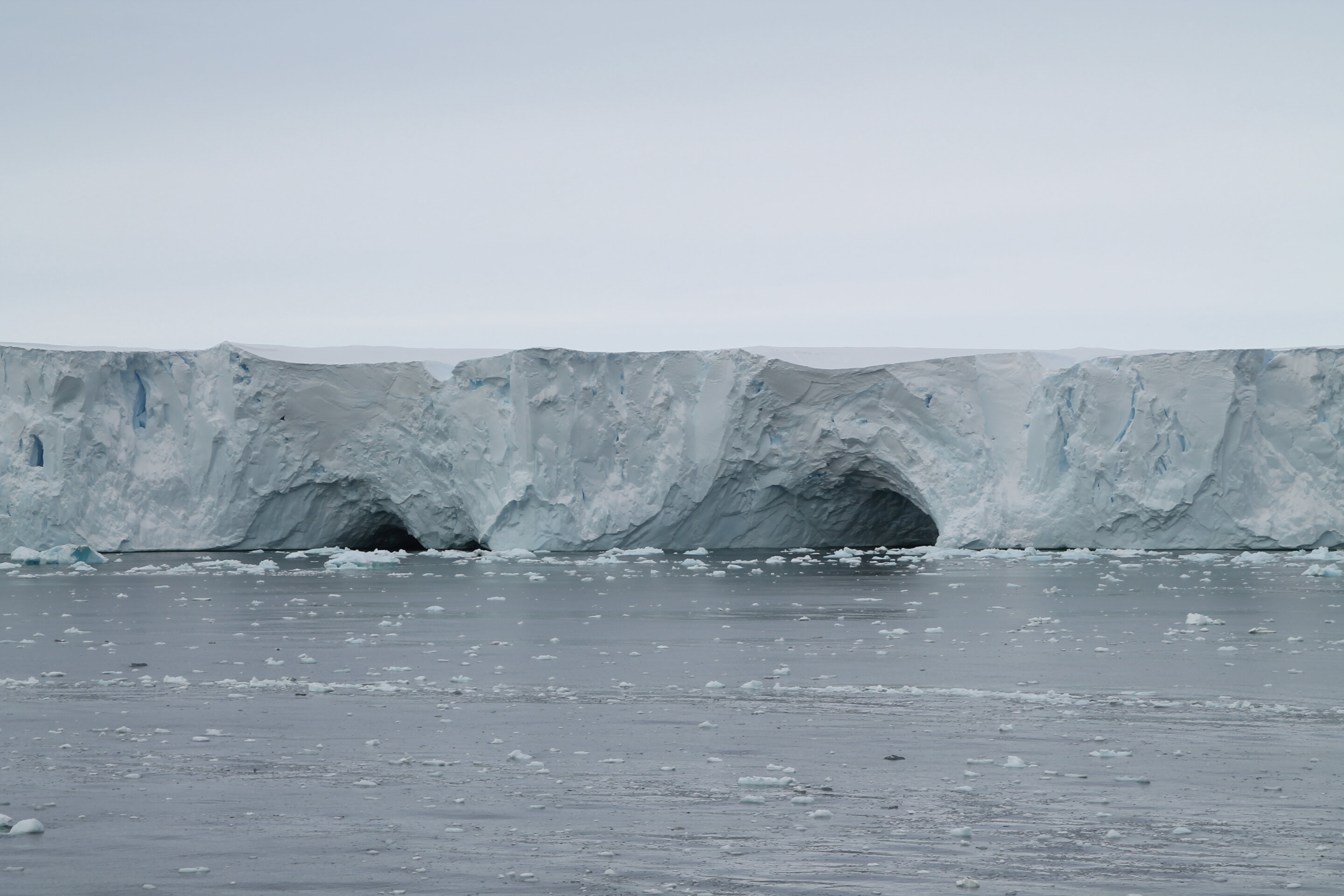 Pobřežní led obrovského kontinentu omývají vody Jižního oceánu. Foto z roku 2017. Kredit: University of Leicester/Katharina Hochmuth.