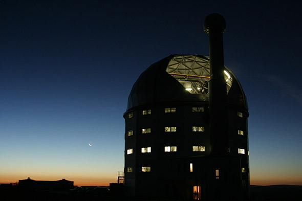 JihoafrickĂ˝ teleskop SALT. Kredit: Janus Brink, Southern African Large Telescope.