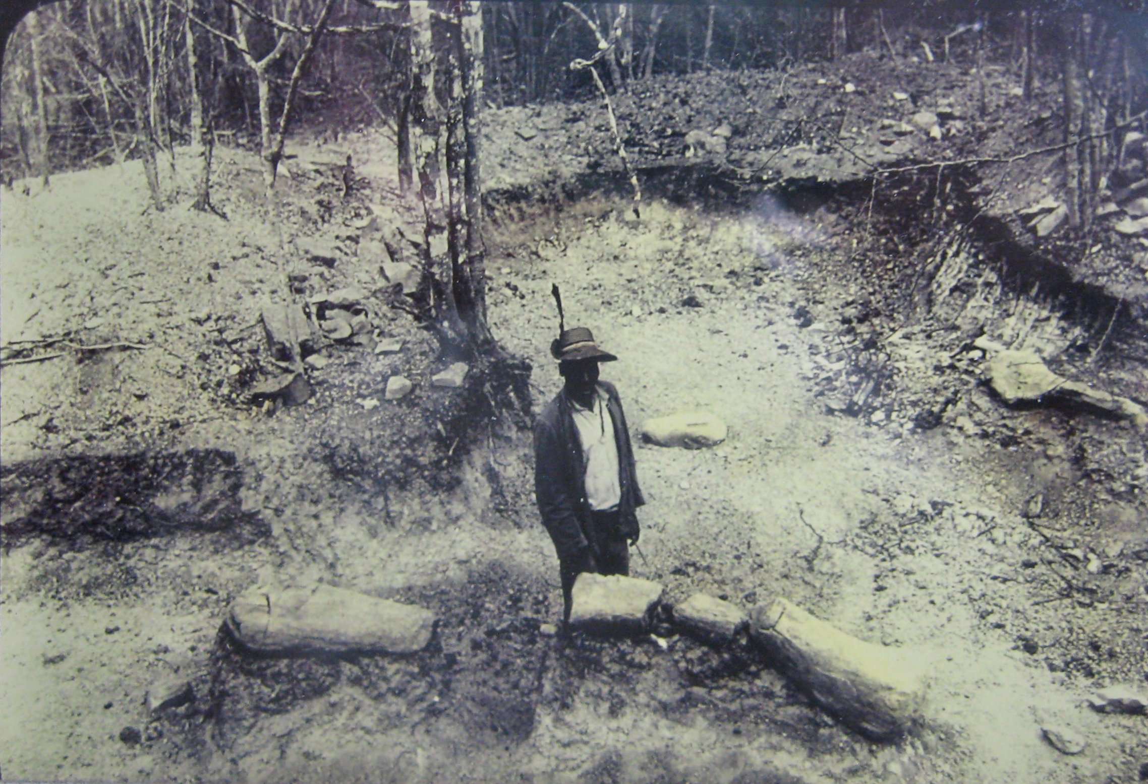 Fotografie domorodého dělníka, najatého Němci na vykopávkové práce v Tendaguru během let 1909 až 1911. Místní však o dinosauřích kostech věděli mnohem dříve, než se na toto místo vypravili první Evropané. Kredit: Neznámý autor; Wikipedia (volné dílo)